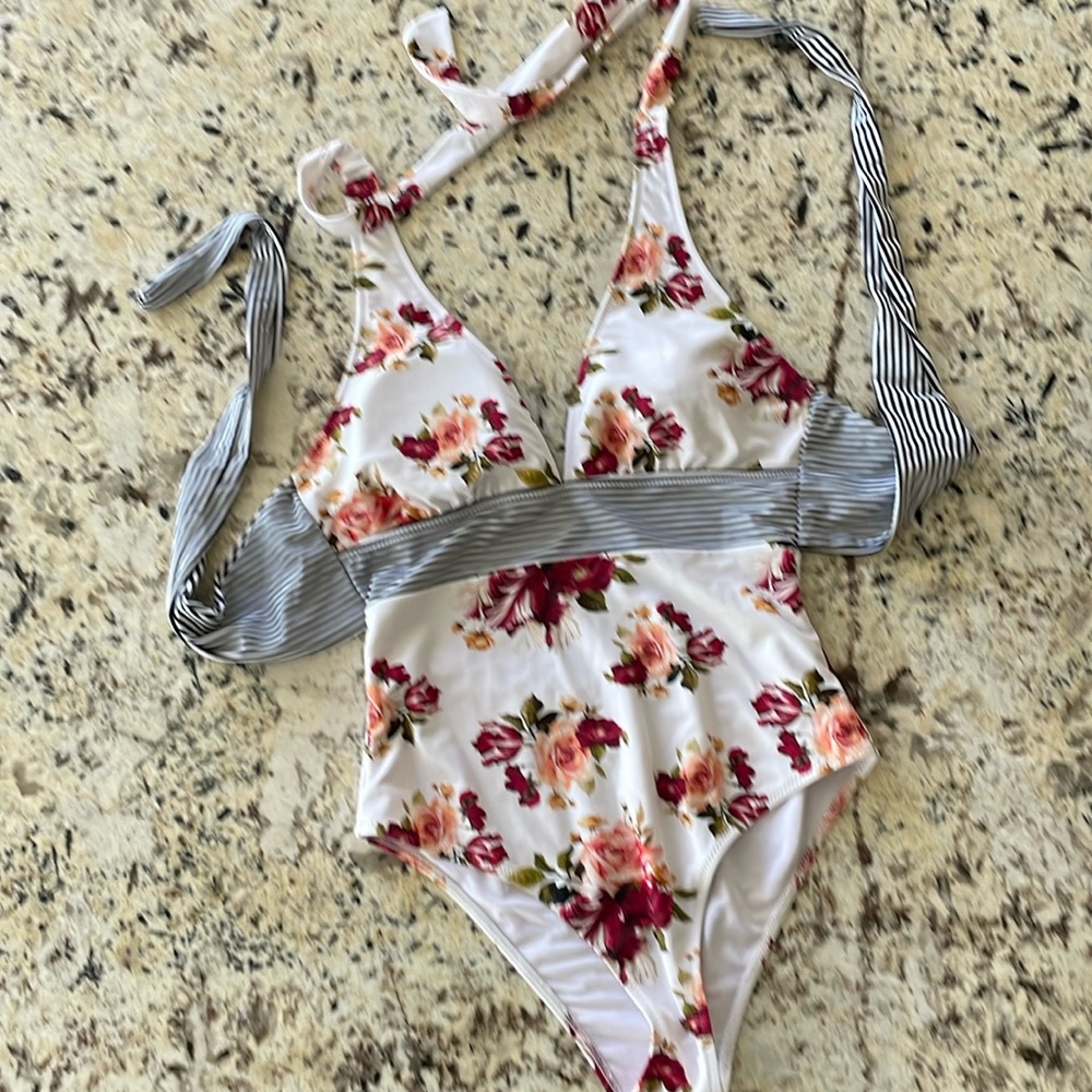 Cupshe size medium women’s one piece swimsuit
036